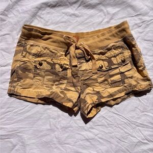 Y2K Old Navy Yellow Camo Cargo Shorts – Size M
